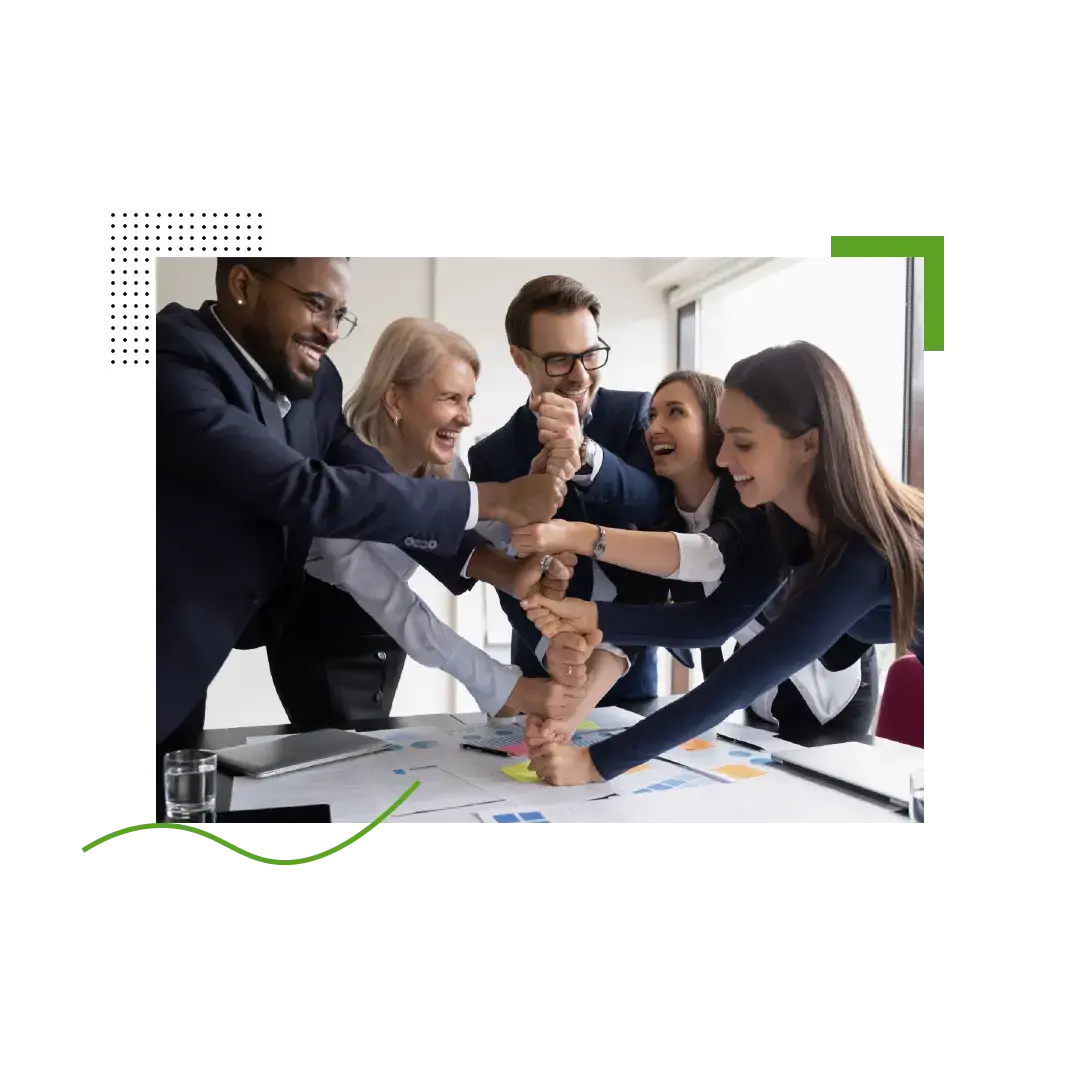 Ein Business-Team bildet Turm aus Fäusten auf dem Schreibtisch