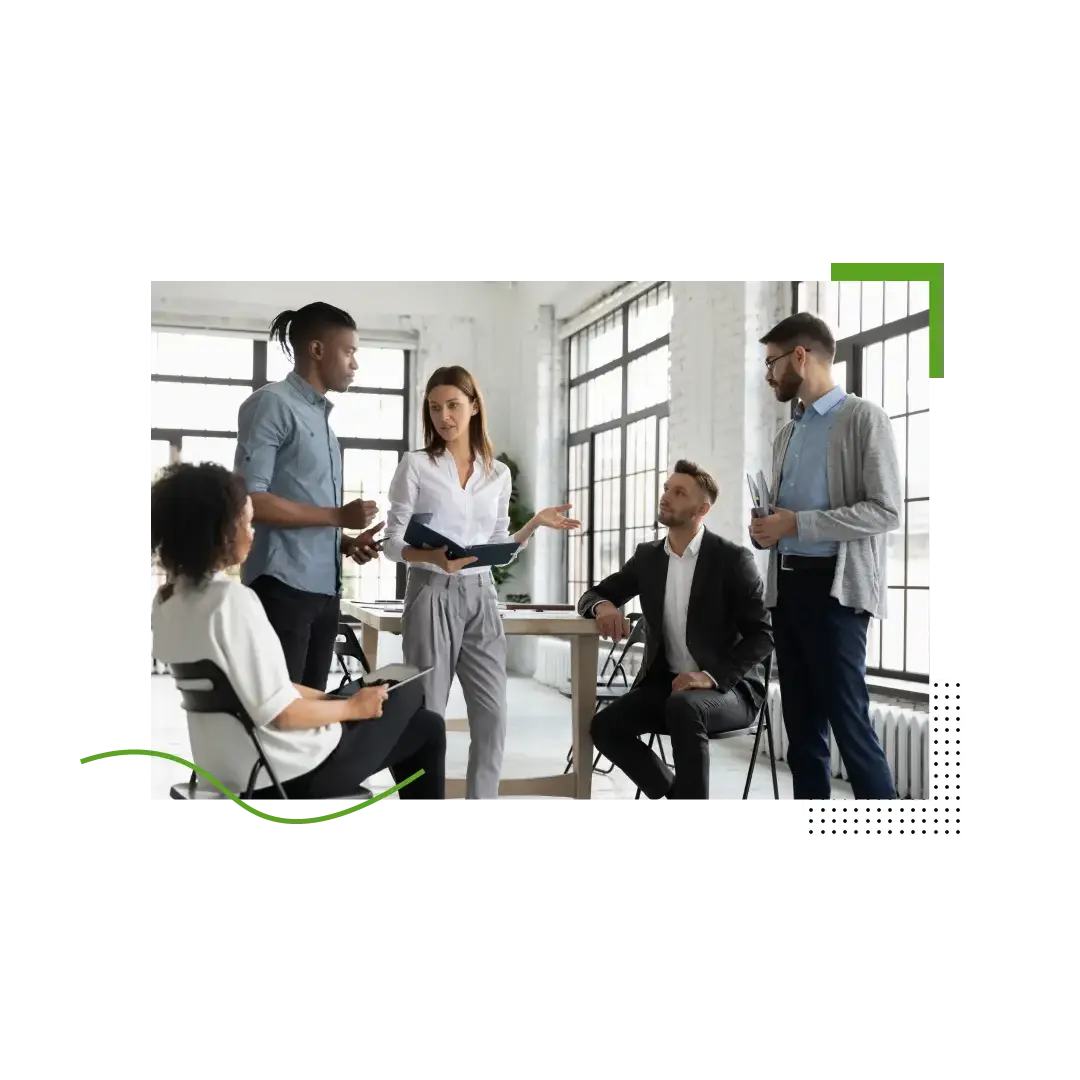 Ein Business-Team beim Stand-up-Meeting